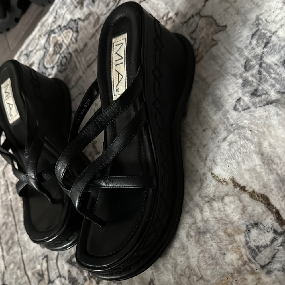 MIA Black Strappy Sandals Sleek Minimalist Design - Picture 2 of 4